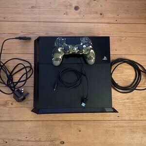PS4 500mb Black- with cables and controller
